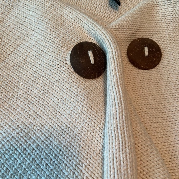 Pure chunky knit scarf/shawl with 3 button options - Picture 2 of 4